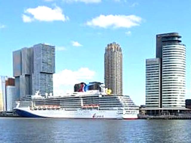 Carnival Legend aan de Cruise Terminal Rotterdam